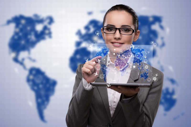 年轻女性在线旅游预订理念