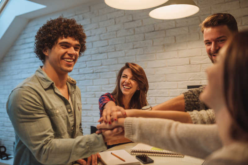 聚会上喝酒的朋友