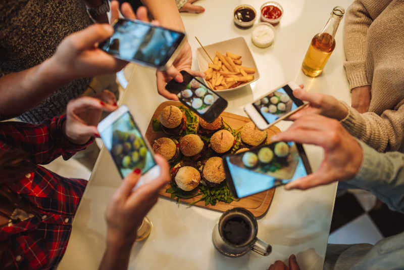 聚会上给食物拍照的朋友