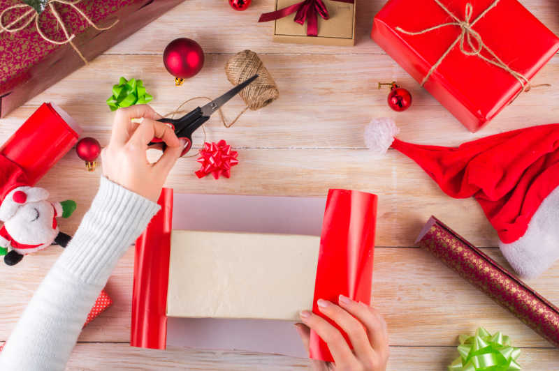 女人拿剪刀开始制作包装礼品盒