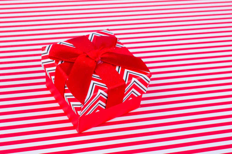 美丽的彩色背景下的红色礼盒