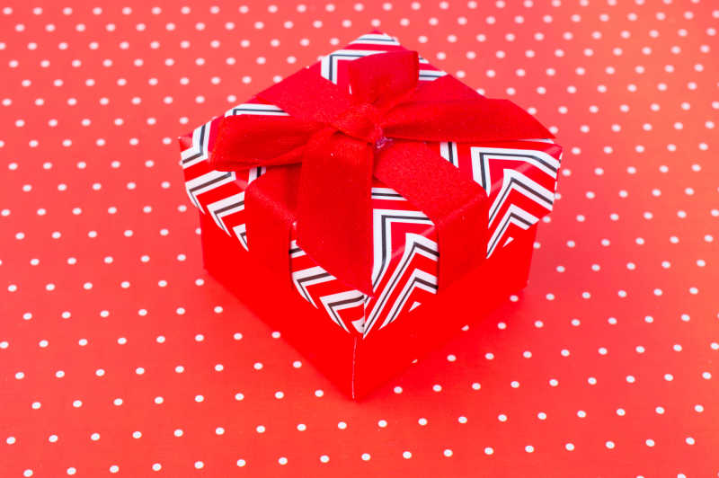 美丽的红色背景下的红色礼盒