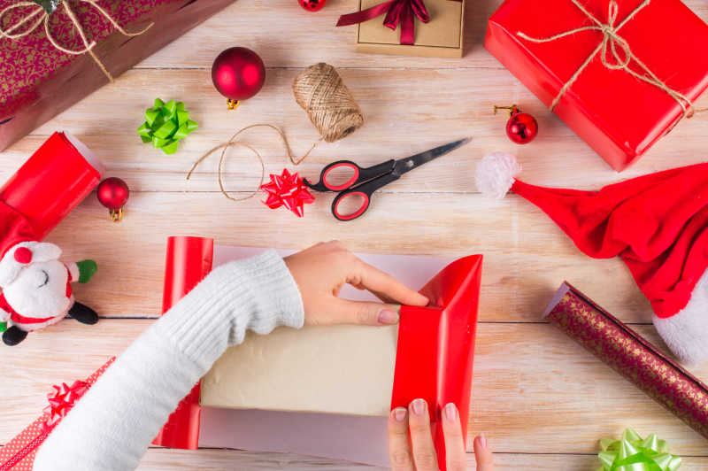 女士一步一步制作包装礼物盒