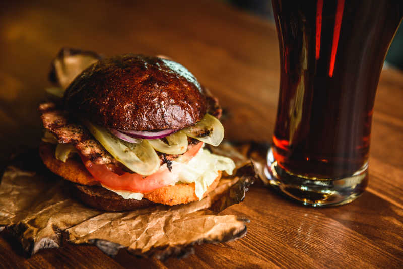 吧台上的汉堡包和黑啤酒