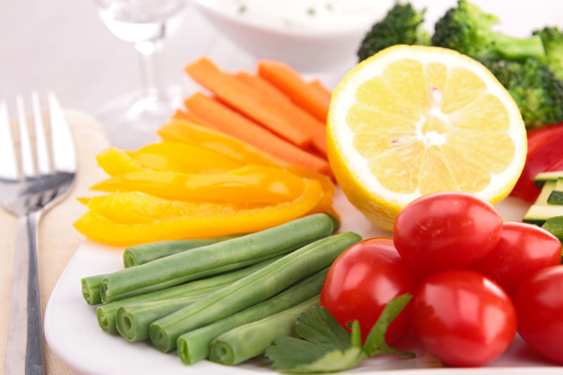 一盘蔬菜和水果