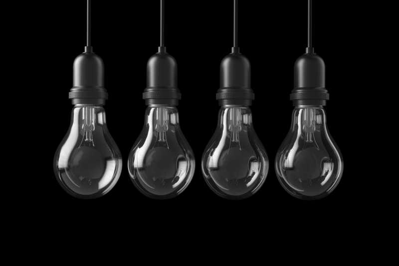 黑色背景下挂着的四个灯泡
