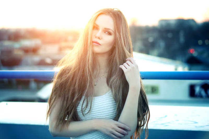 户外夕阳下的长发美女