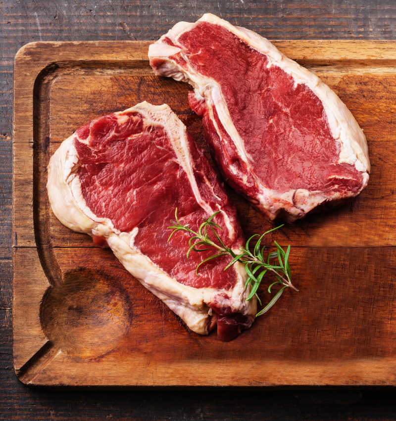 生鲜肉肋眼牛排在黑暗的背景