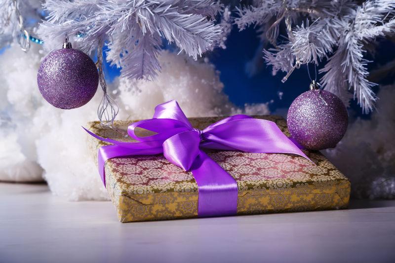 用丝带绑的圣诞礼物