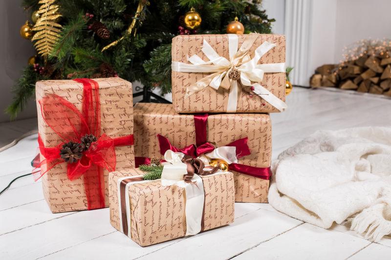 圣诞树下的礼物盒子