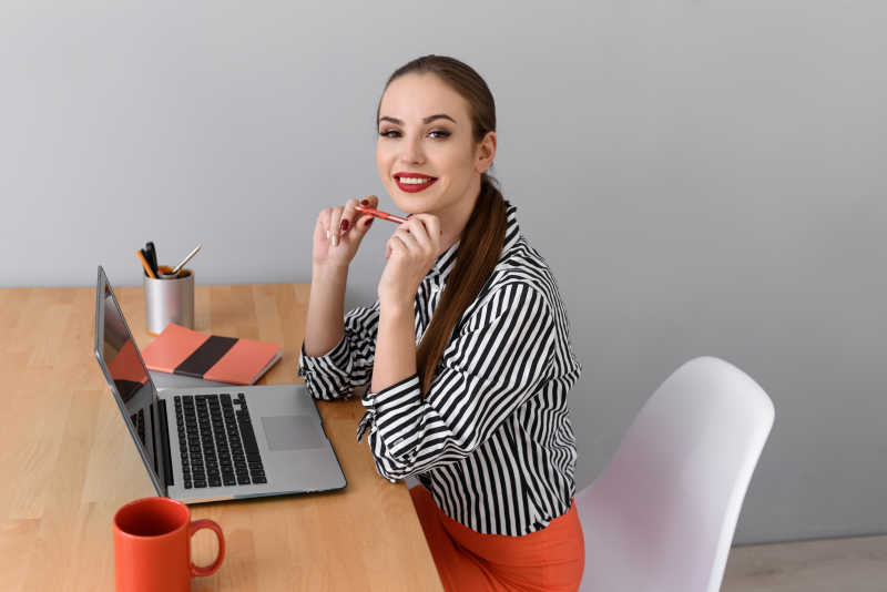 自信的女商人工作愉快