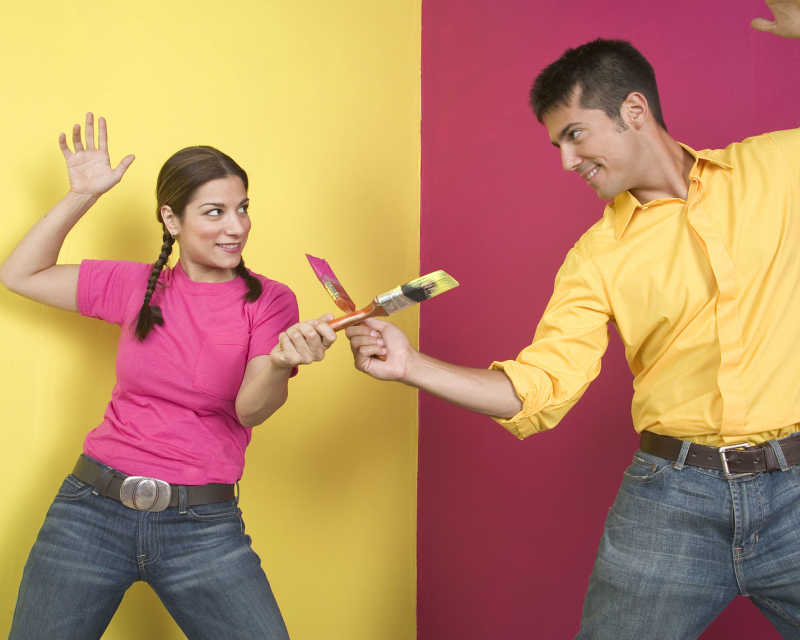 快乐夫妇在进行油漆粉刷