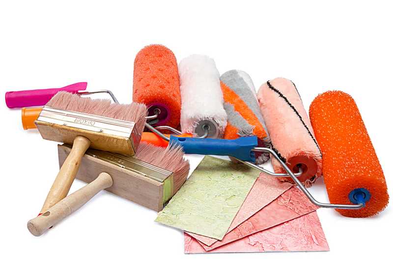 白色背景下不用颜色的漆辊