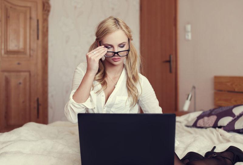 性感金发女郎床上聊天