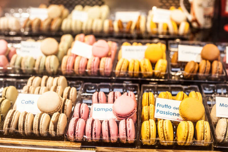 面包店货架上摆放整齐的马卡龙糕点