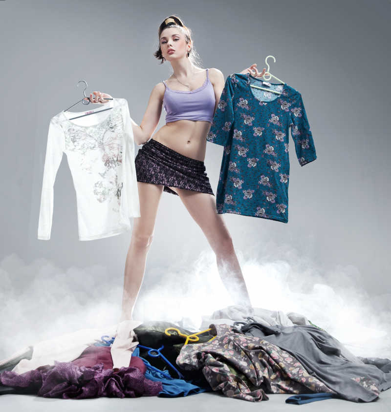 拿着各种衣服的美女