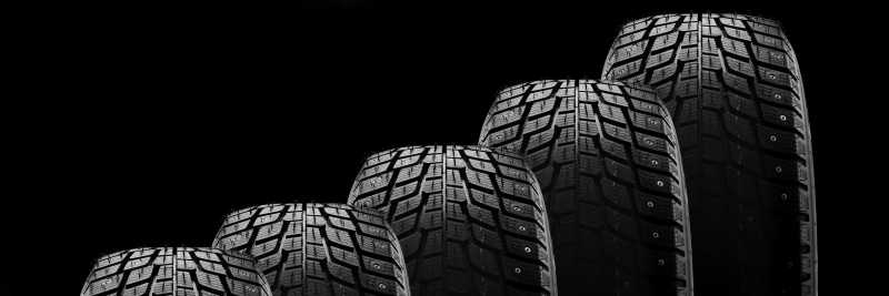 黑色背景下成排的汽车轮胎
