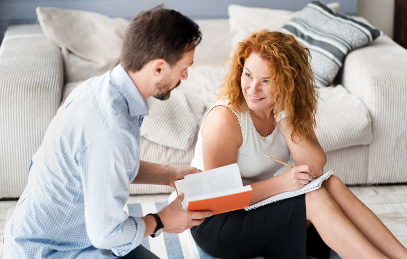 中年夫妇在地板上议论