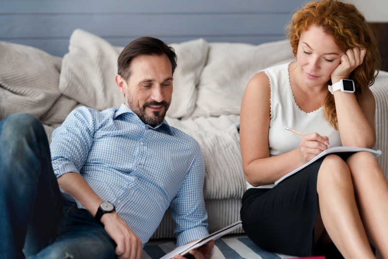 好夫妻坐在地板上学习