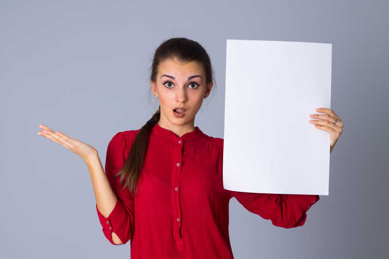 女人拿着一张白纸