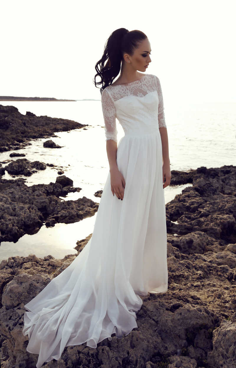 穿着蕾丝婚纱的女子