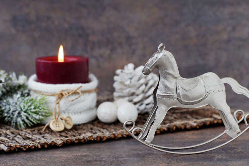 木桌上的圣诞节装饰蜡烛