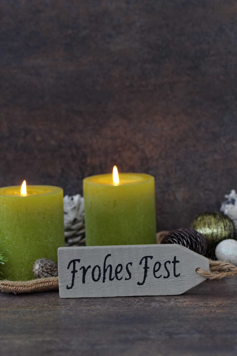 放在木桌上的绿色蜡烛