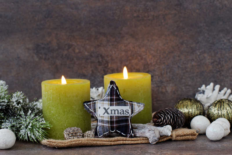 木桌上庆祝节日的绿色蜡烛