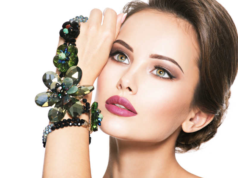 白色背景的时尚首饰模特