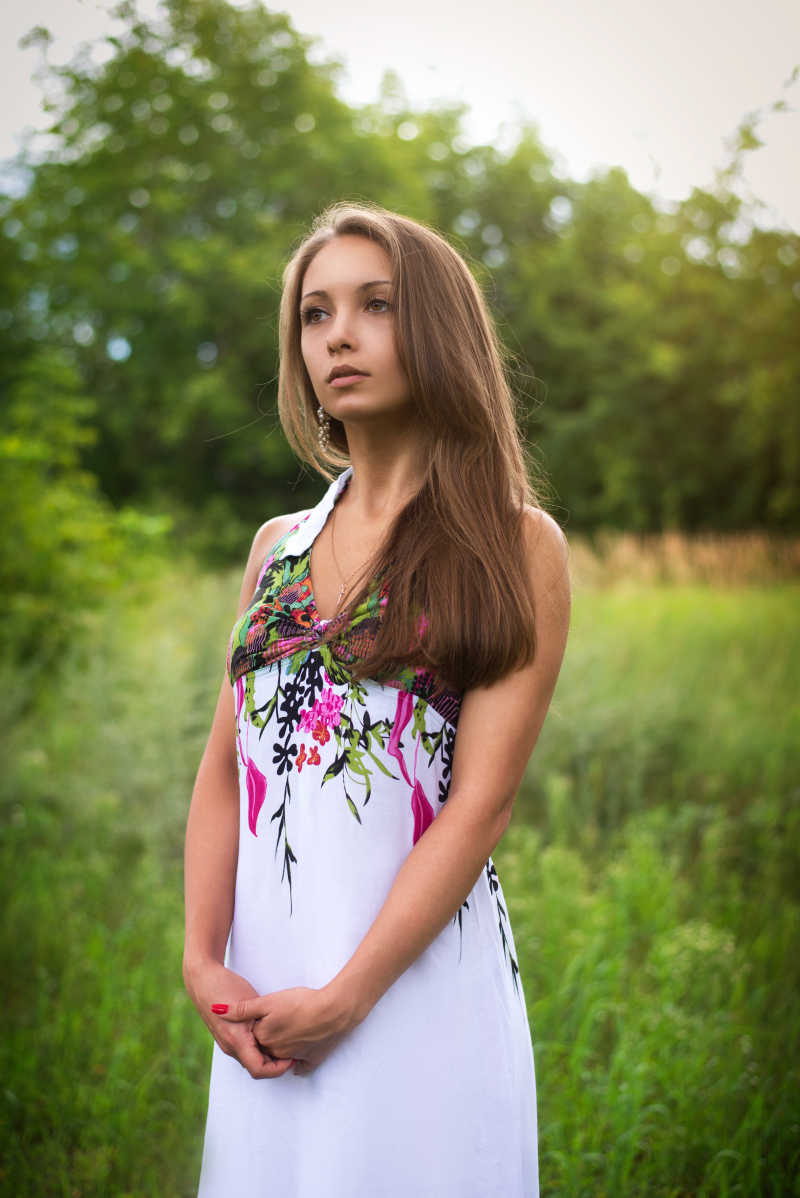 穿连衣裙在野外的美女