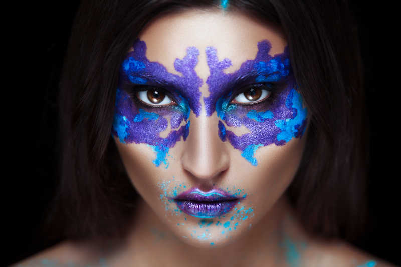 罗夏墨迹测验图片-画着蓝紫色罗夏墨迹测验的美女素材-高清图片-摄影照片-寻图免费打包下载