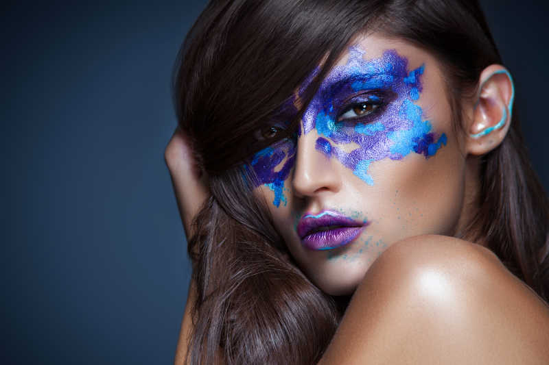 棕色长发美女脸上画着罗夏墨迹测验