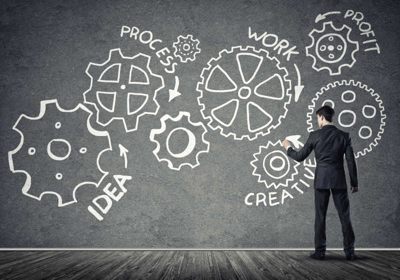 在墙壁上描绘设计的男性商人