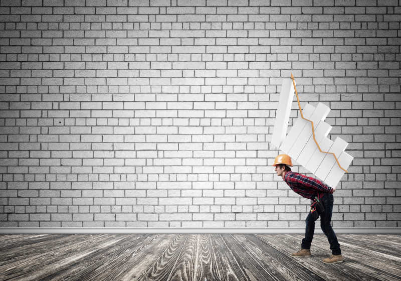 生上背着生长图的年轻人