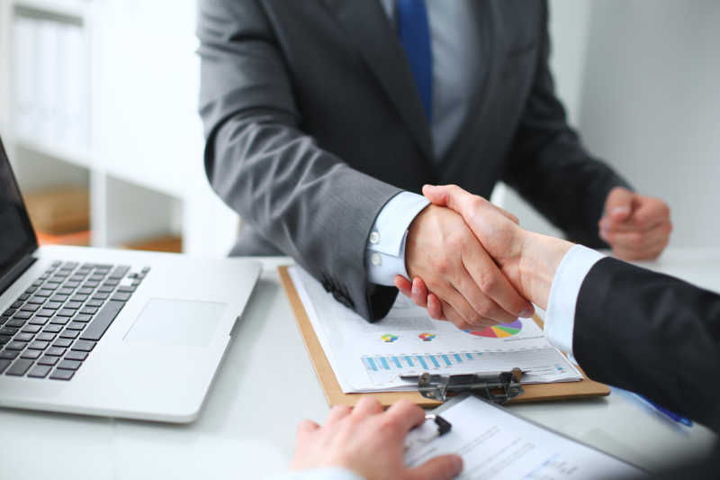 结束会议后的握手