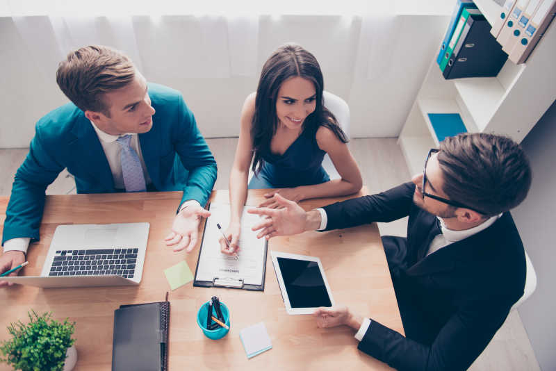 愉快的青年企业家会议