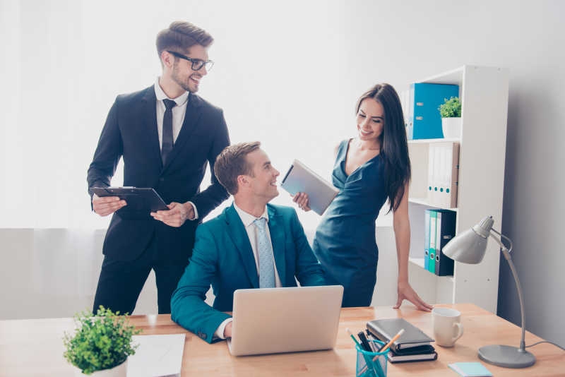 欢快的会议讨论