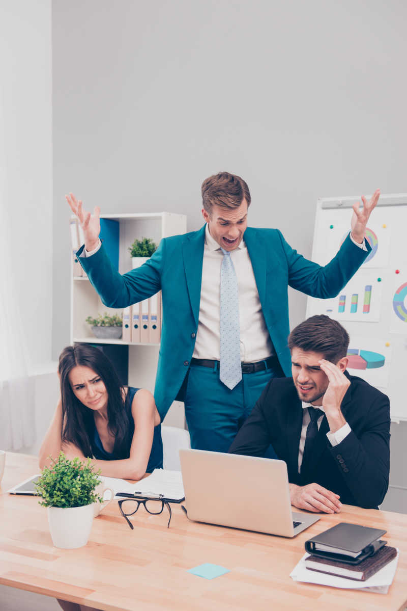 愁眉苦脸的商讨