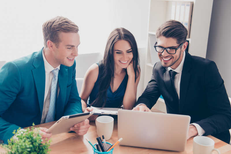 快乐的年轻人看笔记本