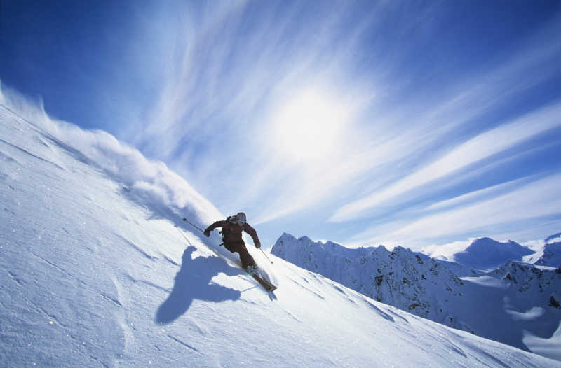 滑雪運動員正在滑雪