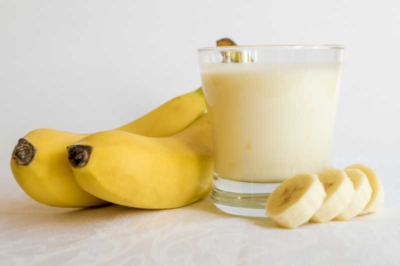 一杯新鲜的香蕉汁