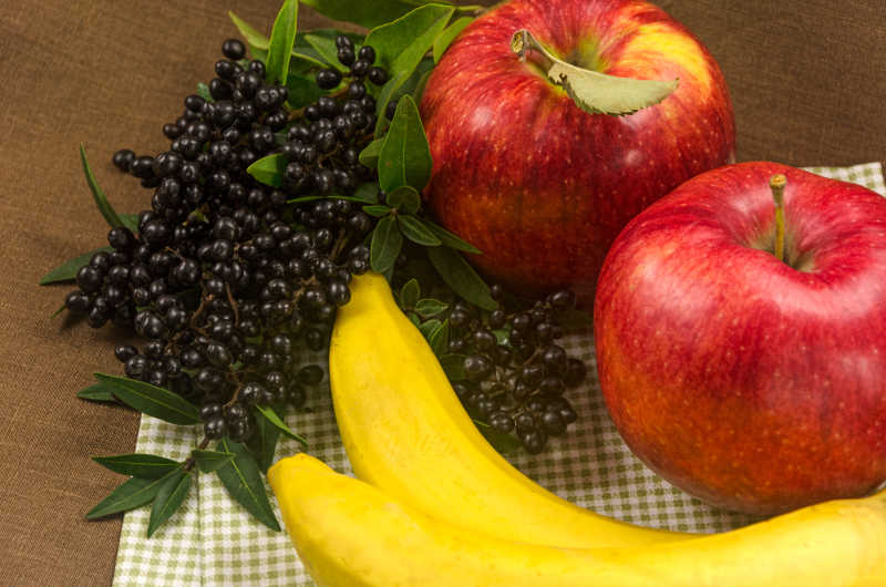 木桌上新鲜的水果