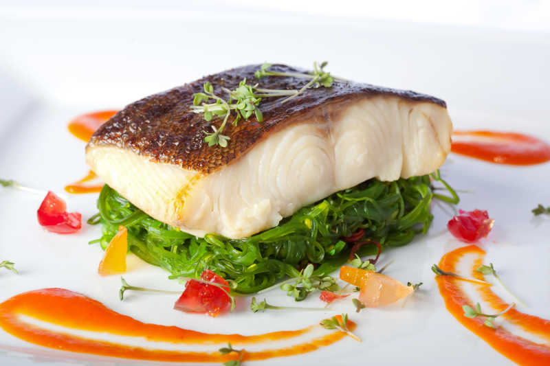 白盘子上的炸鱼