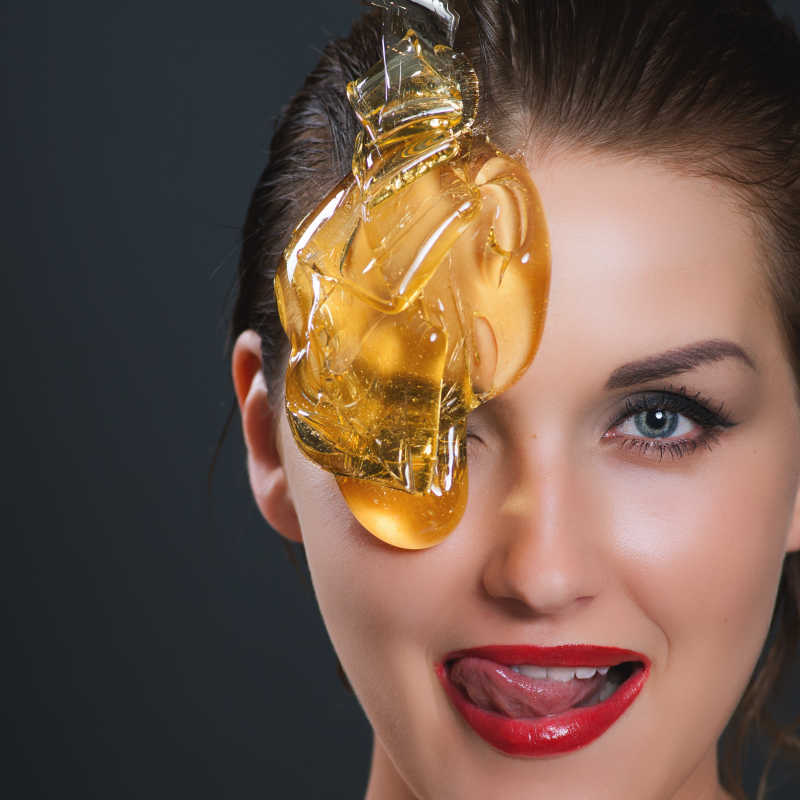 女子的糖液脱毛护肤