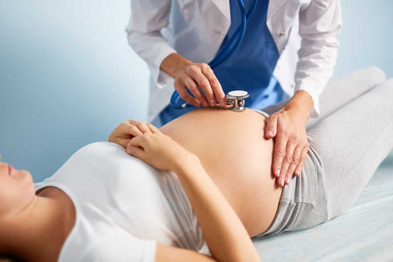 定期检查的年轻孕妇
