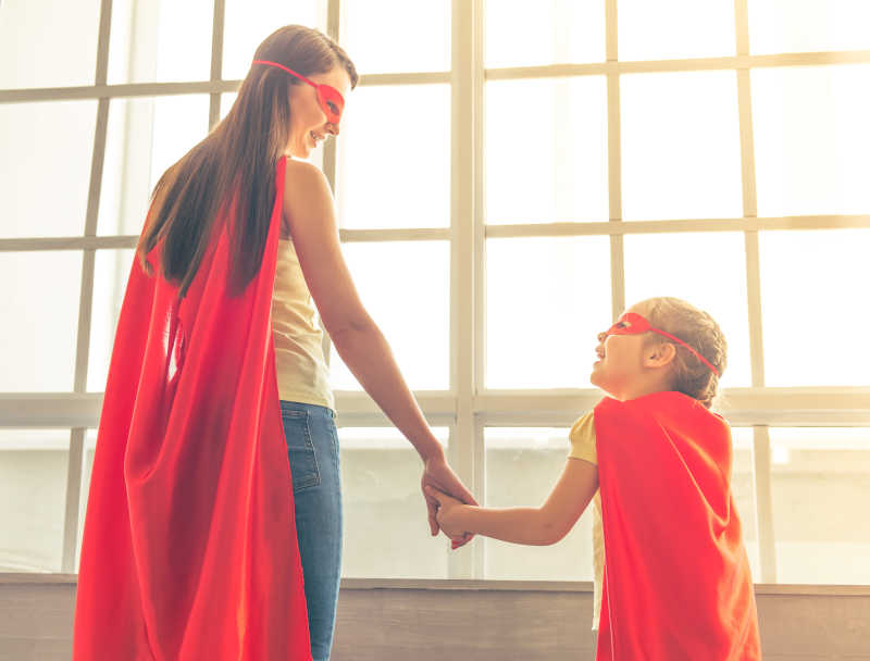 打扮成超级英雄的母女相互看着对方