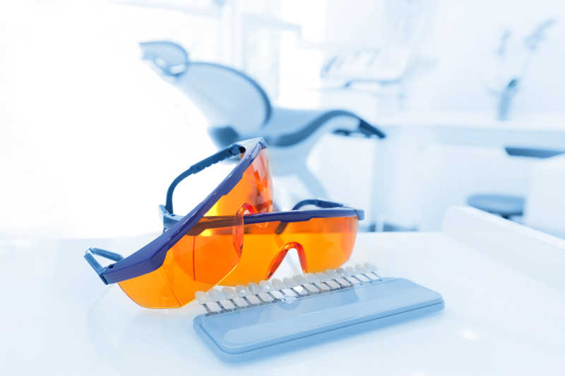 牙科诊所里的护目镜