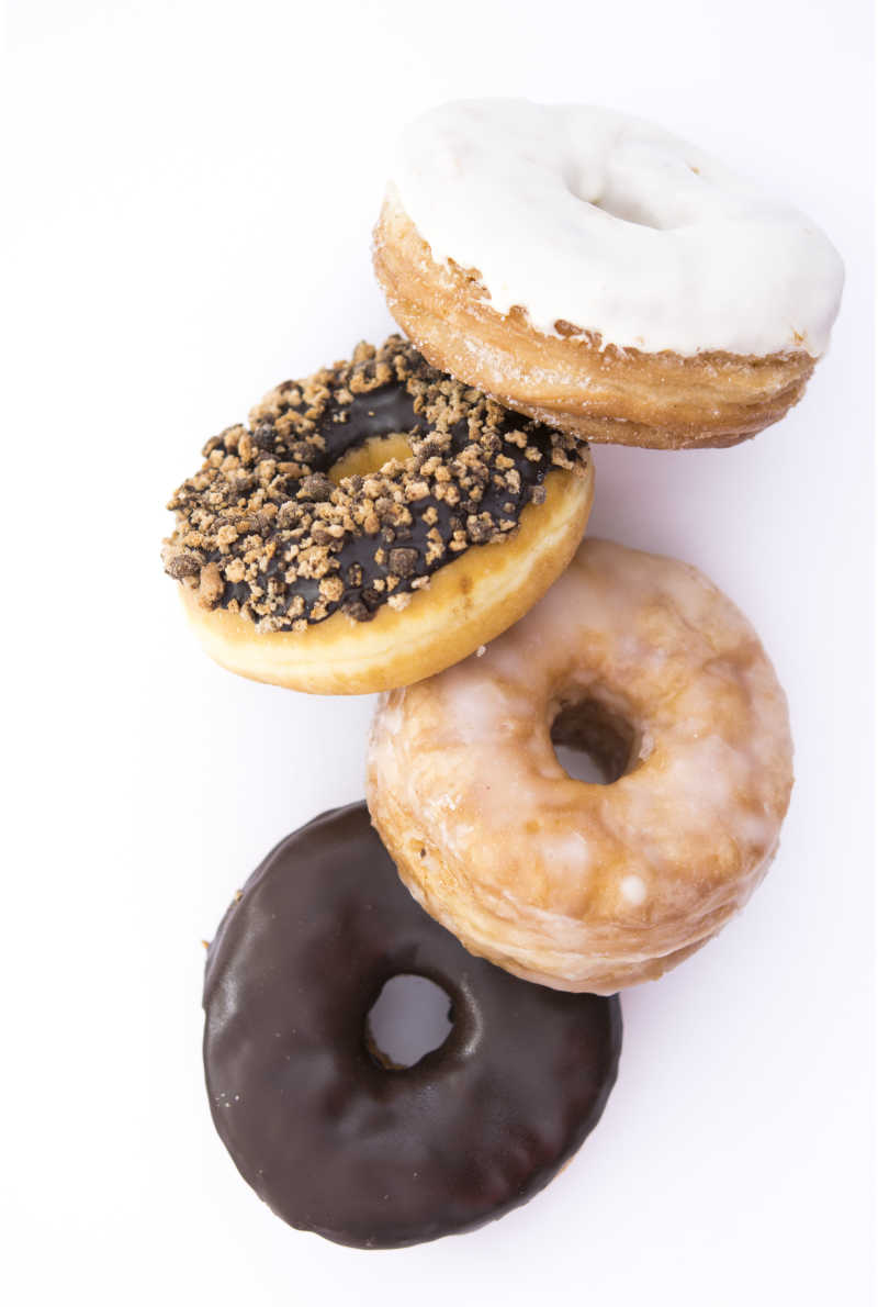 白色背景下的甜甜圈