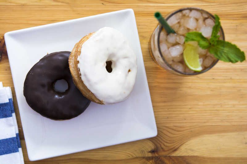 木桌上餐盘里的甜甜圈