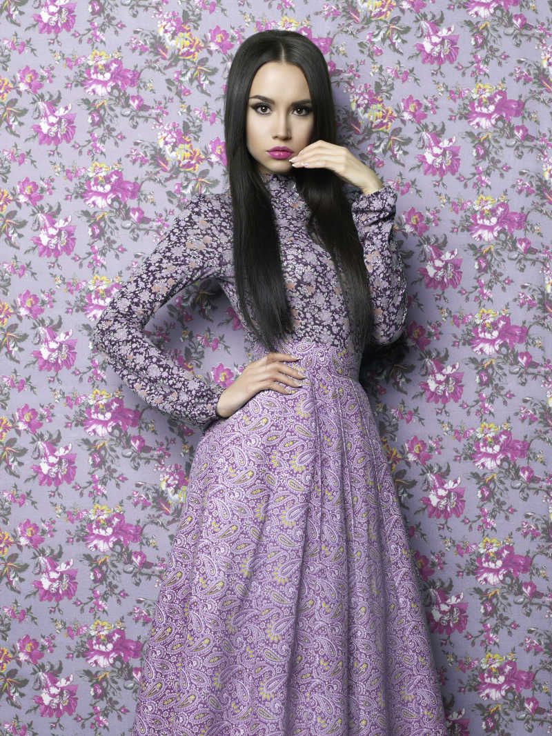 穿着紫色连衣长裙的女孩